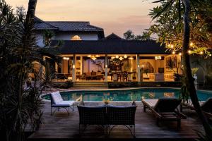 Kolam renang di atau dekat dengan Deva Bali Villa