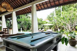 Meja biliard di Deva Bali Villa