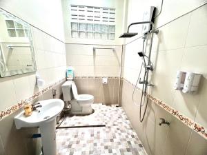 une salle de bain avec toilettes et lavabo dans l'établissement The Betong Life Guesthouse, à Betong 12 autres photos