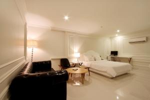 仁川にあるBando Tourist Hotelのベッドとソファのあるホテルの部屋