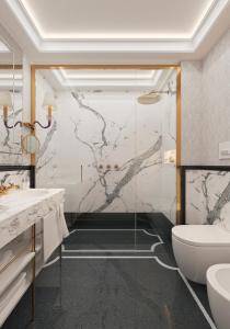 a bathroom with a shower and a toilet and sink at Hotel Palazzo Giovanelli e Gran Canal in Venice