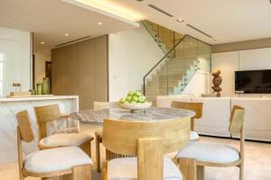eine Küche und ein Esszimmer mit Tisch und Stühlen in der Unterkunft Luxury 3BR Villa with Maid Room & Private Beach Access in Ras al Khaimah