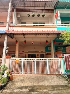 une maison avec un portail blanc devant elle dans l'établissement The Betong Life Guesthouse, à Betong