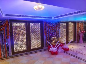 Una habitación con pista de baile con un montón de decoraciones. en Hotel Windsor, en Patna