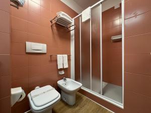 a bathroom with a toilet sink and a shower at Zenit Park Hotel in Rivalta di Torino