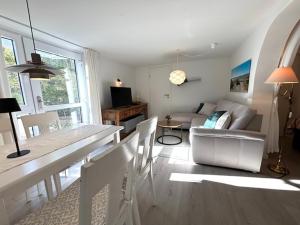 グリュックスブルクにあるRuhetal -Ferienwohnung mit Sonnenterasseのソファとテーブルと椅子のあるリビングルーム +22枚の写真