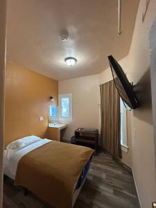 una habitación de hotel con una cama y un escritorio en Crystal Startup Hotel, en San Francisco