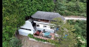 an overhead view of a house with a roof at フォレスタ風影山荘 in Hanno