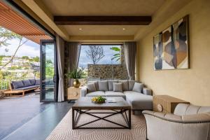 Ấp Ða LợiにあるLà Yên Retreatのソファとテーブルのあるリビングルーム