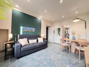 トリノにあるLingotto Fiere - Eataly Luxury by RD Domusのソファとテーブルのあるリビングルーム