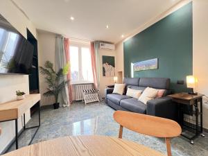 トリノにあるLingotto Fiere - Eataly Luxury by RD Domusのソファとテーブルのあるリビングルーム