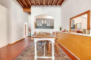 Una cocina y un comedor con una mesa de madera. en Apartment near Ponte Vecchio, en Florencia