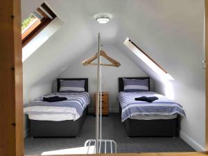 - 2 lits dans une chambre mansardée dans l'établissement Poole Manor House, à Lytchett Matravers 86 autres photos