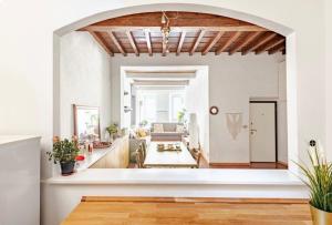 una sala de estar con paredes blancas y techo de madera. en Apartment near Ponte Vecchio, en Florencia