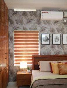 Ένα ή περισσότερα κρεβάτια σε δωμάτιο στο Peaceful Village Retreat in the City-Lavender Villa