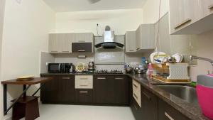 Η κουζίνα ή μικρή κουζίνα στο Peaceful Village Retreat in the City-Lavender Villa