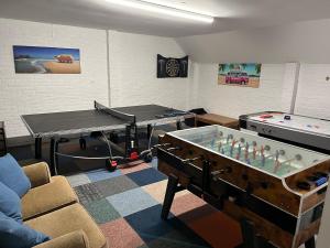 - un salon avec 2 tables de ping-pong dans l'établissement Poole Manor House, à Lytchett Matravers