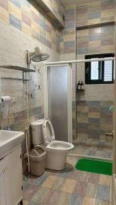 a bathroom with a toilet and a shower at 虎尾五八五民宿 in Huwei