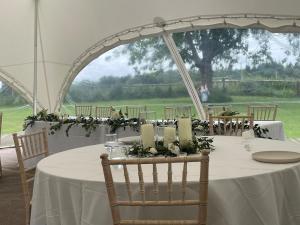 une table blanche avec des chaises et une tente dans l'établissement Poole Manor House, à Lytchett Matravers