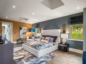 Suaimhneas Castle Demesne في Errislannan: غرفة نوم بسرير كنج وسجادة +58 صورة