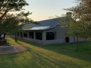 Κήπος έξω από το Tula Baba Game Lodge