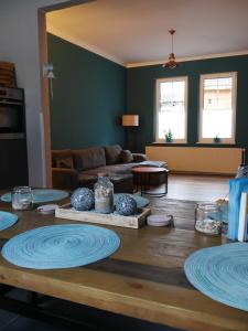 a living room with a table with blue plates on it at Ferienwohnung Abzuchthafen in Goslar +57 photos