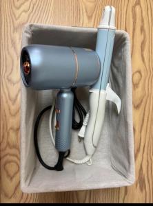 ein Föhn und ein Telefon in einer Schachtel in der Unterkunft 6 minutes to Shinjuku, 10 minutes to Shibuya, accommodating 6 people in Tokio