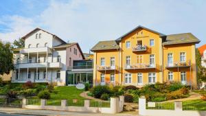 a row of houses on the side of a street at Hotel-Pension Vier Jahreszeiten in Bad Elster