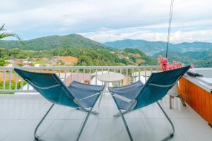 two chairs on a balcony with a view of mountains at ม่อนล้านวิว ม่อนแจ่ม in Ban Pong Khai Tai