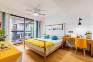 杭州市にある杭州西湖月上兰湾民宿のベッドと机と窓のある寝室 +116枚の写真