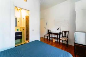 une chambre avec un lit, un bureau et une table dans l'établissement Alloggio Turistico via dei Faggi - Room, à Rome