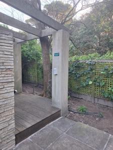 开普敦Bishopsfield Guesthouse Rondebosch的房屋外入口,带围栏