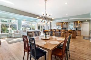 Un comedor y una sala de estar con mesa y sillas. en SS52: 52 Surfsong, en Kiawah Island