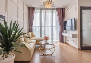 een woonkamer met een bank en een tafel bij Nanahousing-Apartment Vinhomes Skylake #1BR#2BR#3BR in Hanoi
