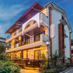 杭州市にある杭州西湖月上兰湾民宿の看板の付いた大きな白い建物