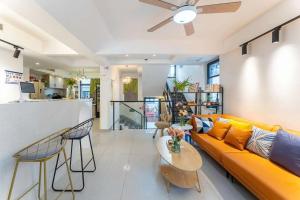 杭州市にある杭州西湖月上兰湾民宿の黄色いソファとテーブルのあるリビングルーム