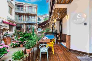 杭州市にある杭州西湖月上兰湾民宿のバルコニー(テーブル、椅子、植物付)