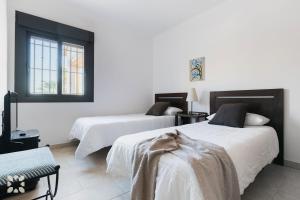 ein Schlafzimmer mit zwei Betten und einem Fenster in der Unterkunft Villa Sapphire by Abahana Villas in Teulada + 19 Fotos
