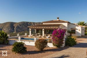 Villa mit Pool und Bergen im Hintergrund in der Unterkunft Villa Sapphire by Abahana Villas in Teulada