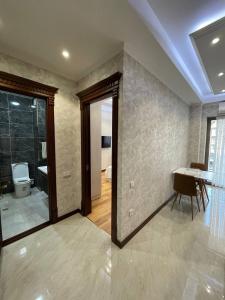 une chambre avec une salle de bain avec WC et une table dans l'établissement Посуточная аренда квартиры в Ташкенте для гостей, à Tachkent