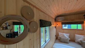 Postel nebo postele na pokoji v ubytování CRASH'NSTAY Mamaloe Pipowagen + 7 fotografií