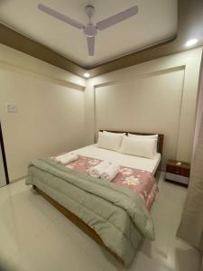 Ένα ή περισσότερα κρεβάτια σε δωμάτιο στο Golden Stays +8 φωτογραφίες