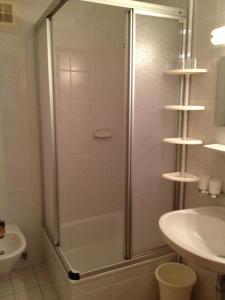 une douche avec une porte vitrée dans une salle de bain dans l'établissement Pension & Appartement Fortin, à Bad Kleinkirchheim