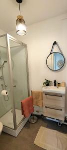ein Badezimmer mit Dusche und Waschbecken in der Unterkunft L'Eure Au Soleil, avec balcon et Wifi in Évreux
