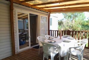 a table on the deck of a house at mobilhome 508 in Parentis-en-Born