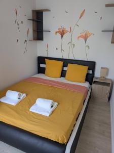a bedroom with a bed with towels on it at Appart T1bis 31m2 Blagnac proche Tram in Blagnac