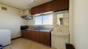 Una pequeña cocina con fregadero y ventana. en secondhouse - Vacation STAY 80543v, en Otaru