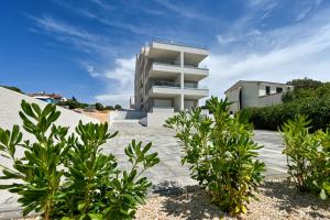 een huis op het strand met planten op de voorgrond bij Apartment Amarilis in Mandre