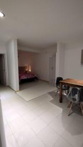 Habitación vacía con cama y mesa en Loft San Lorenzo, en Bahía Blanca