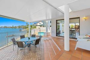 Výhled na řeku, která protéká v blízkosti prázdninového domu